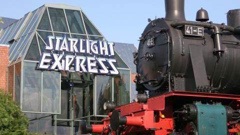 Eingang des Musicals Starlight Express mit der davorstehenden Eisenbahn