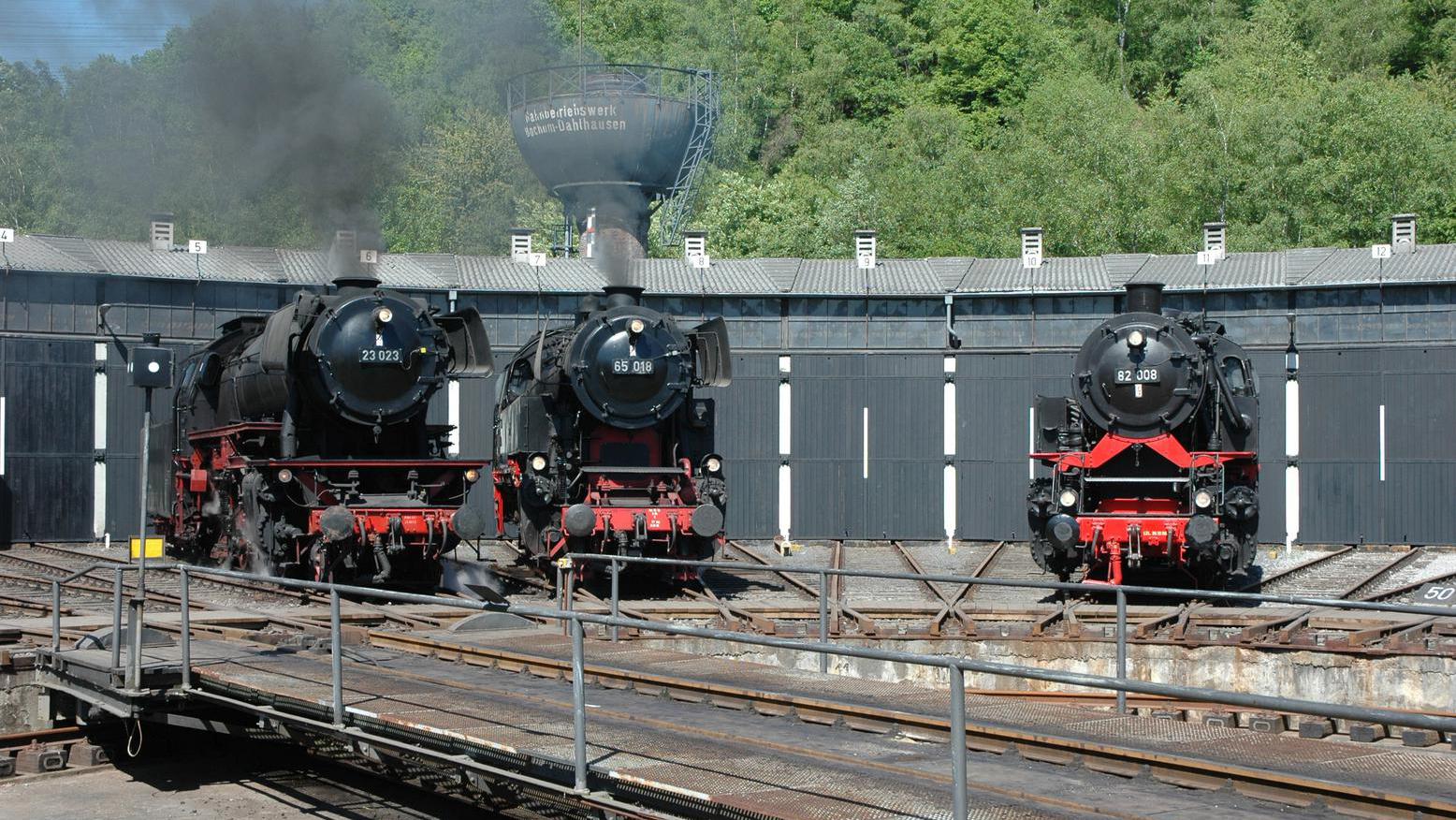 Ausblick auf drei Eisenbahnen im Eisenbahnenmuseum