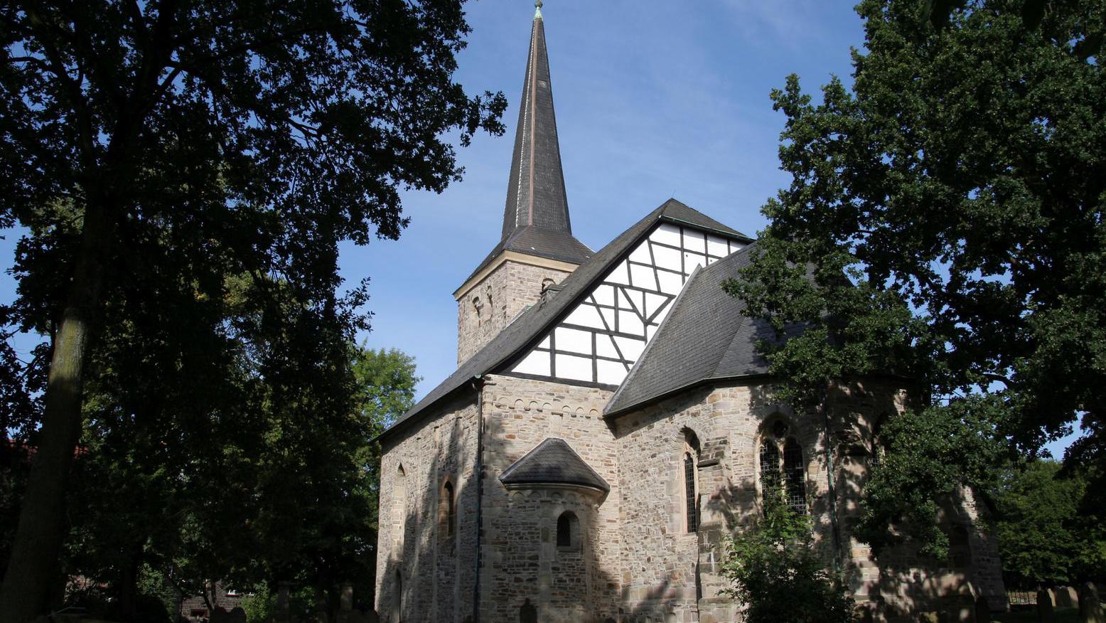 Außenansicht der Dorfkirche in Stiepel