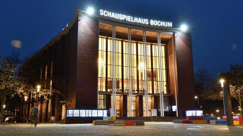 Außenansicht des Schauspielhaus' Bochum bei Nacht