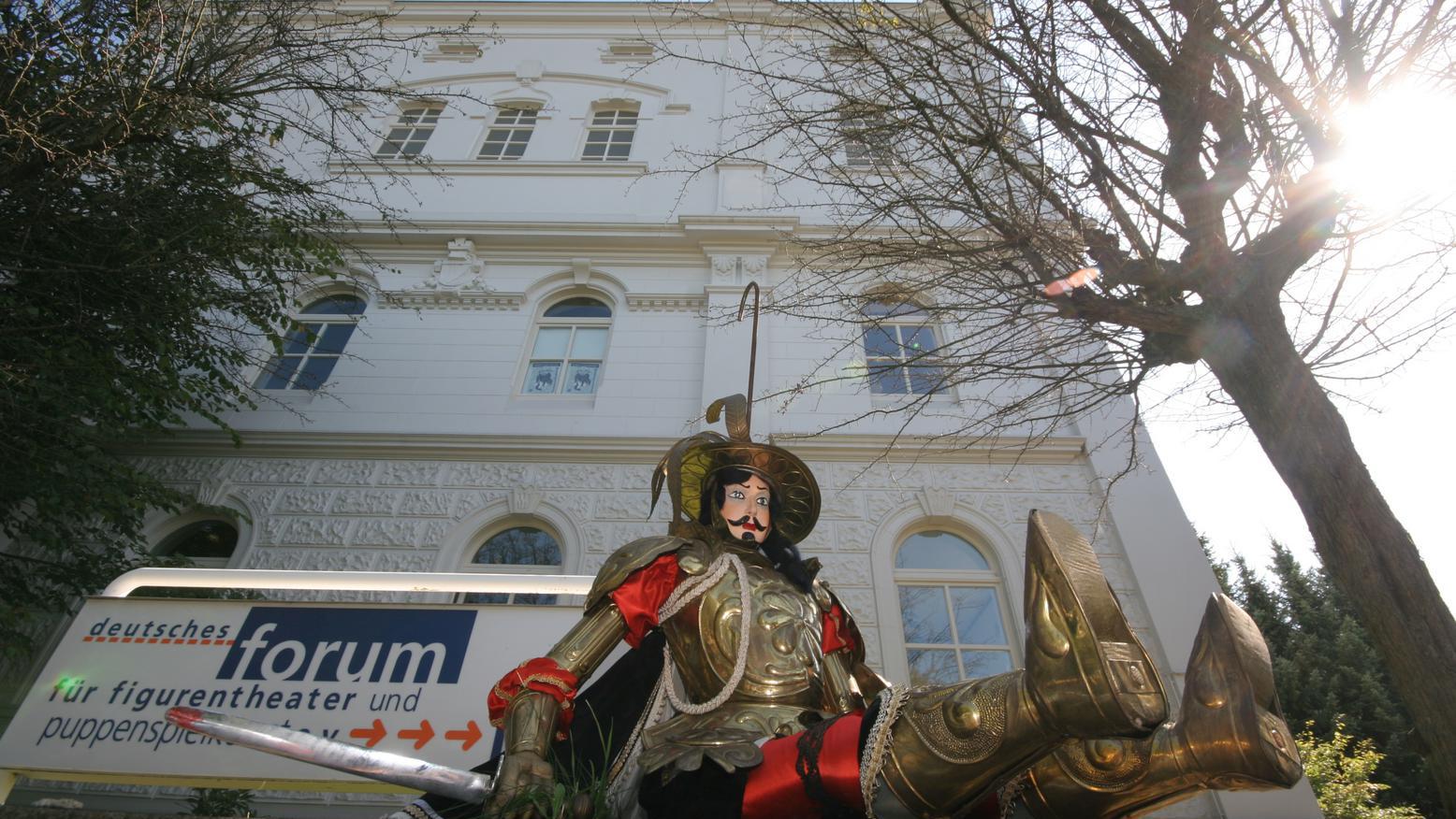 Eingang des Theaters Fidena mit eine auf dem Dach sitzende Figur