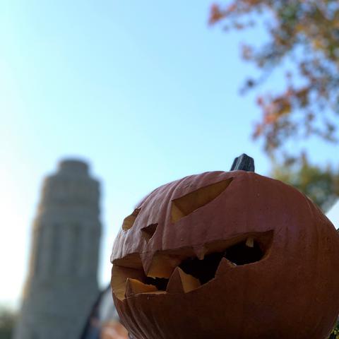 Ein Halloween-Kürbis vor dem Bismarckturm im Stadtpark