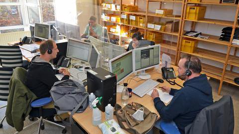 Mitarbeiter der Bochumer Corona-Hotline an ihren Arbeitsplätzen