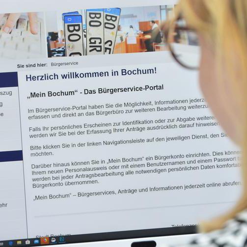 Eine Frau schaut sich das Bürgerservice-Portal der Stadt Bochum an.