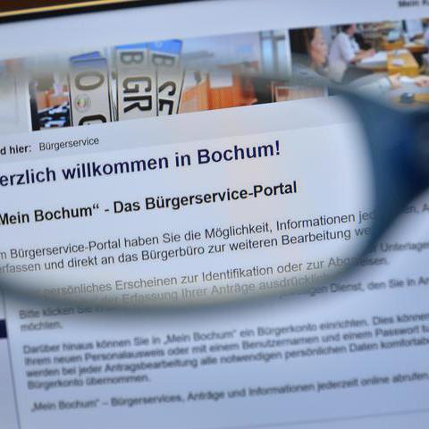 Das Bürgerservice-Portal der Stadt Bochum durch ein Brillenglas fotografiert
