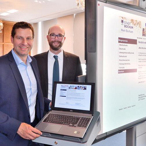 Das neue Bürgerserviceportal stellen Oberbürgermeister Thomas Eiskirch und Dezernent Sebastian Kopietz am 29.08.2017 im Rathaus in Bochum vor.