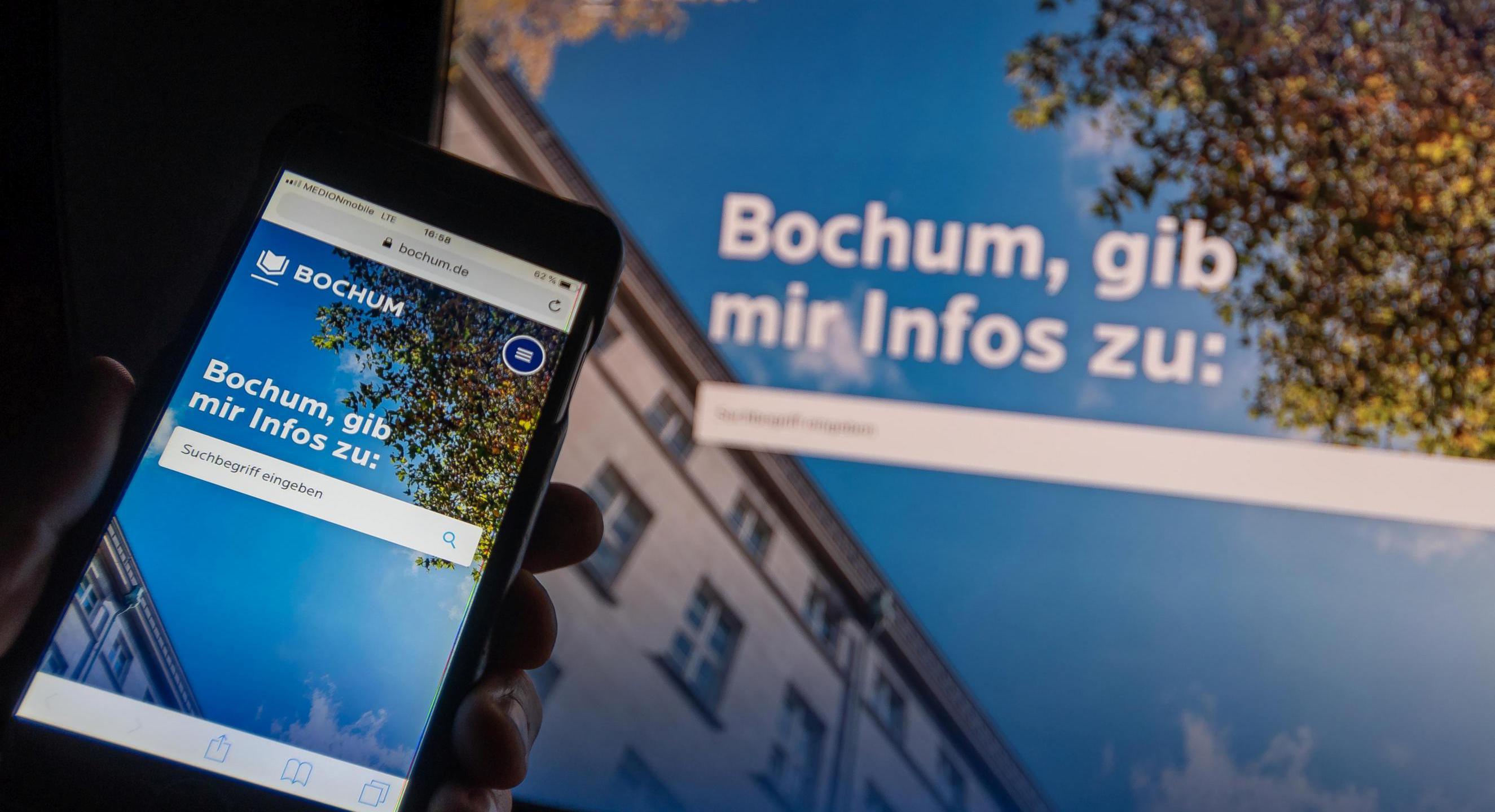 Die Homepage bochum.de der Stadtverwaltung Bochum angezeigt auf einem Smartphone und einem Laptop-Bildschirm