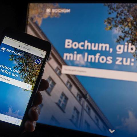 Die Homepage bochum.de der Stadtverwaltung Bochum angezeigt auf einem Smartphone und einem Laptop-Bildschirm