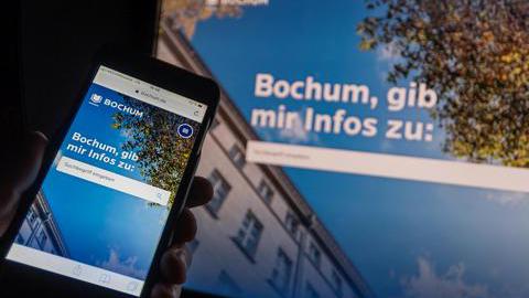 Die Homepage bochum.de der Stadtverwaltung Bochum angezeigt auf einem Smartphone und einem Laptop-Bildschirm