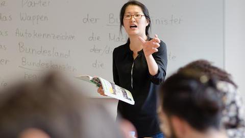 Kursleiterin Hunsung Chung bei einem Deutschkurs für Flüchtlinge in der Volkshochschule (VHS) Bochum.