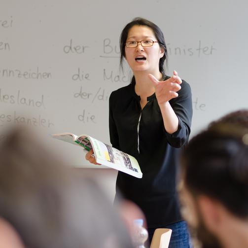 Kursleiterin Hunsung Chung bei einem Deutschkurs für Flüchtlinge in der Volkshochschule (VHS) Bochum.