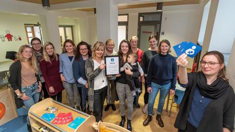 Hebammen, eine Mutter mit Sohn und Mitarbeiterinnen des Familienbüros und der Gleichstellungsstelle am 09.01.2019 in Bochum mit der Auszeichnung "Stillfreundliche Kommune".