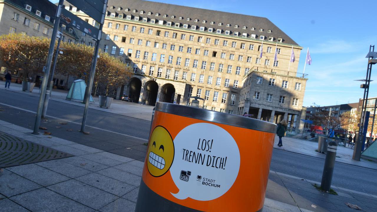 Neue Müllbehälter, Abfalleimer wurden in der Bochumer Innenstadt installiert. Hier: ein Mülleimer vor dem Bochumer Rathaus.