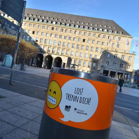 Neue Müllbehälter, Abfalleimer wurden in der Bochumer Innenstadt installiert. Hier: ein Mülleimer vor dem Bochumer Rathaus.
