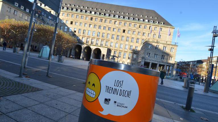 Neue Müllbehälter, Abfalleimer wurden in der Bochumer Innenstadt installiert. Hier: ein Mülleimer vor dem Bochumer Rathaus.