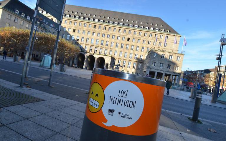 Neue Müllbehälter, Abfalleimer wurden in der Bochumer Innenstadt installiert. Hier: ein Mülleimer vor dem Bochumer Rathaus.