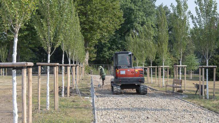 Der im Umbau befindliche Friedenspark am Ehrenmal in Bochum.