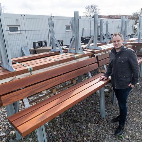 Andreas Maier und Bänke des Programms "1000 Bänke" auf einem Lagerplatz in Bochum