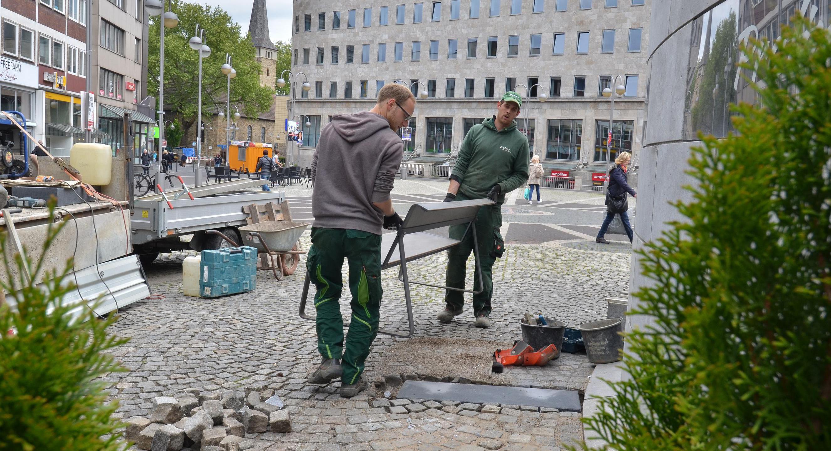 Eine weitere Bank aus dem "1000 Bänke Programm" wird auf dem Dr.- Ruer-Platz aufgestellt.