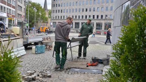 Eine weitere Bank aus dem "1000 Bänke Programm" wird auf dem Dr.- Ruer-Platz aufgestellt.