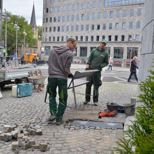 Eine weitere Bank aus dem "1000 Bänke Programm" wird auf dem Dr.- Ruer-Platz aufgestellt.