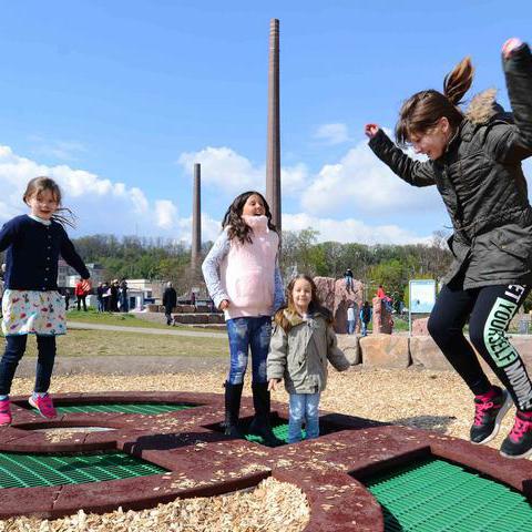 Spielende Kinder in der Freizeitanlage "Dahlsen44" am Ruhrauenpark in Dahlhausen.