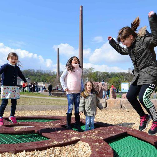 Spielende Kinder in der Freizeitanlage "Dahlsen44" am Ruhrauenpark in Dahlhausen.