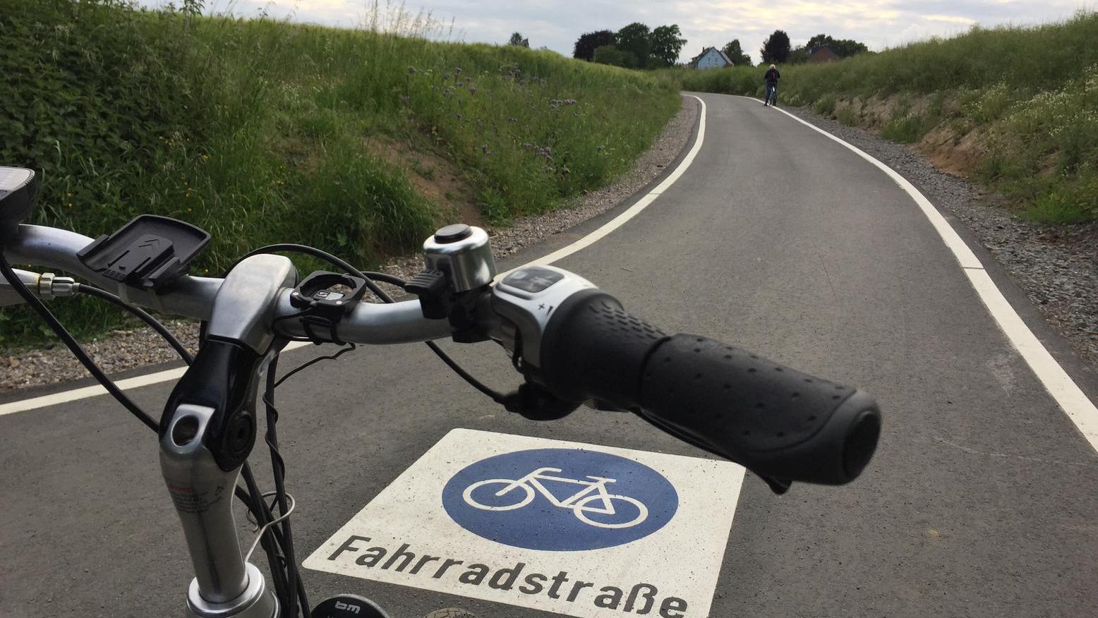 Ein Fahrrad auf einer Fahrradstraße in Bochum