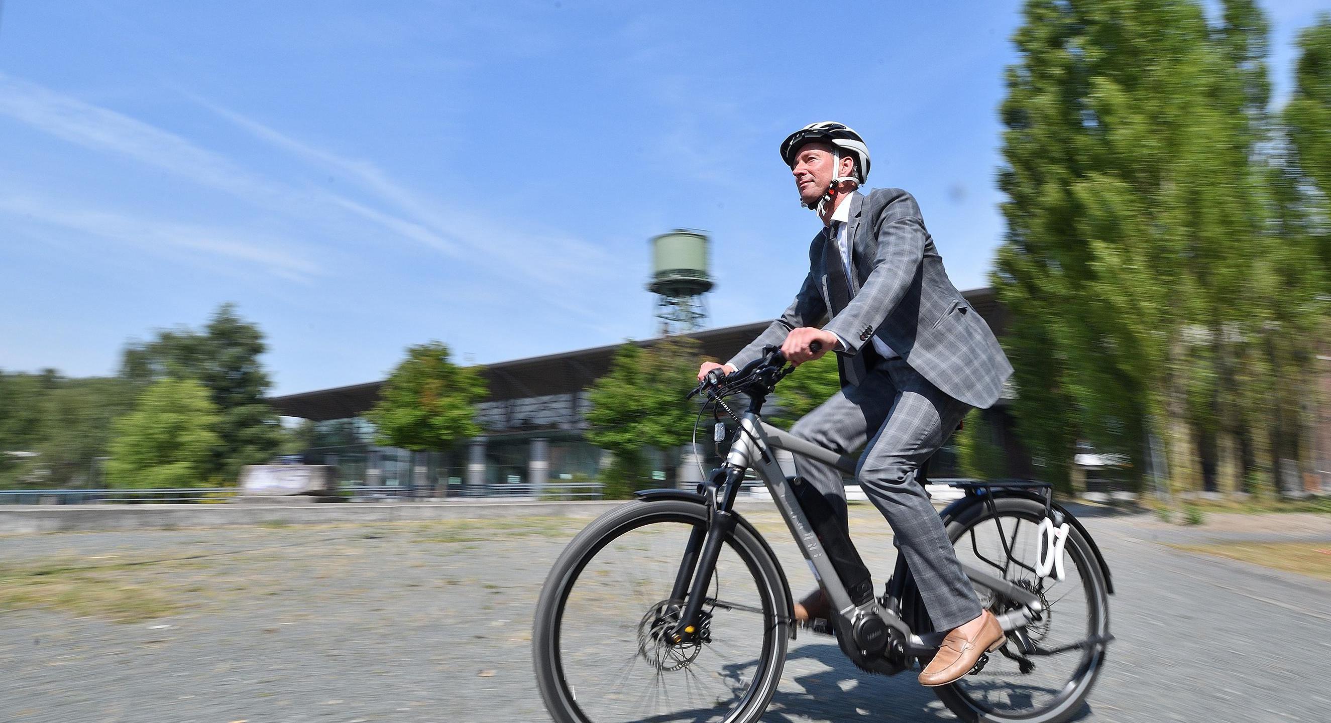 Ein Radfahrer im Westpark in Bochum