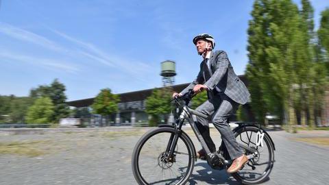 Ein Radfahrer im Westpark in Bochum
