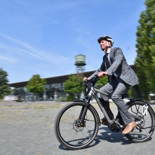 Ein Radfahrer im Westpark in Bochum
