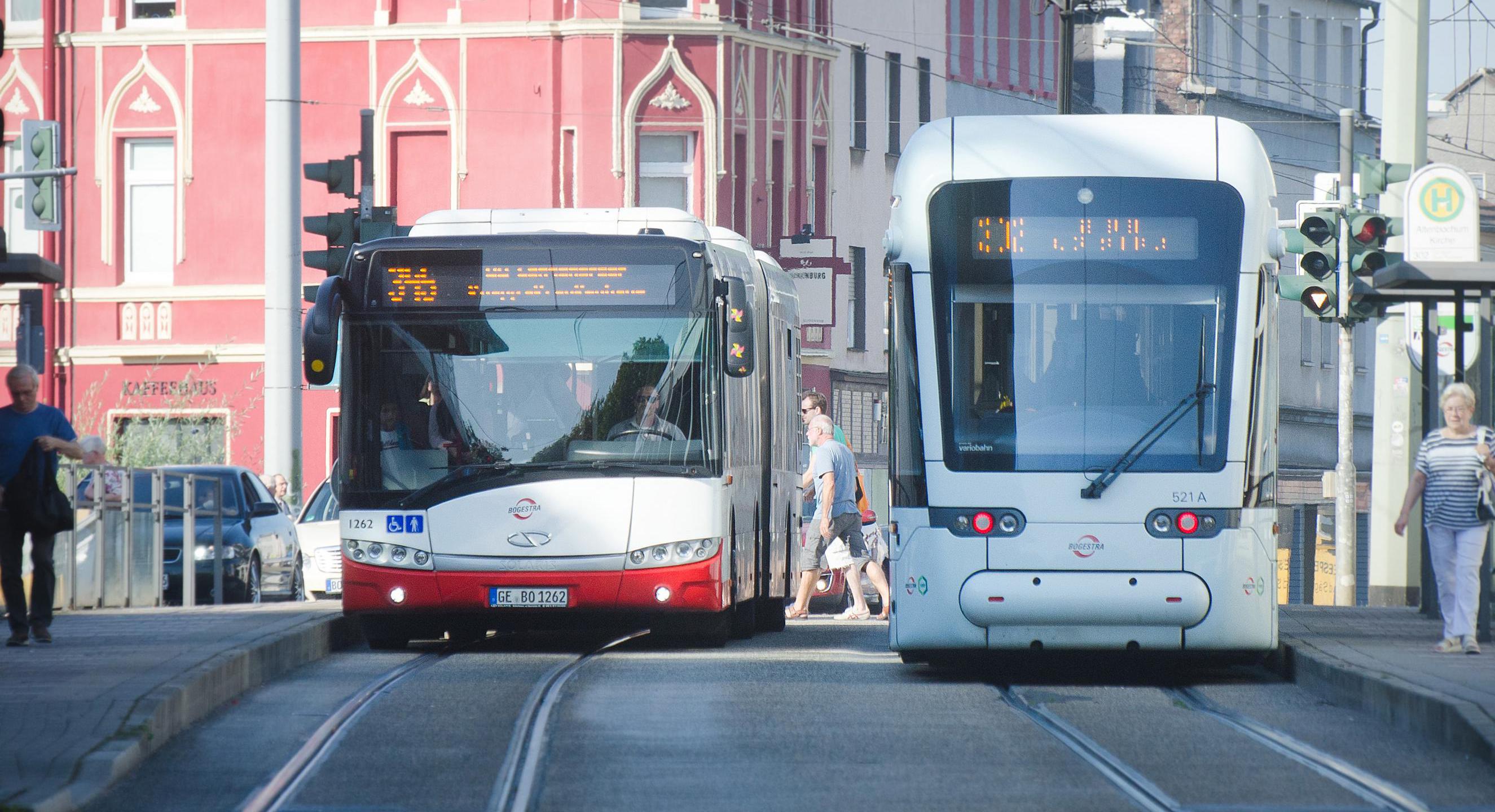 Bus und Bahn der BOGESTRA nebeneinander