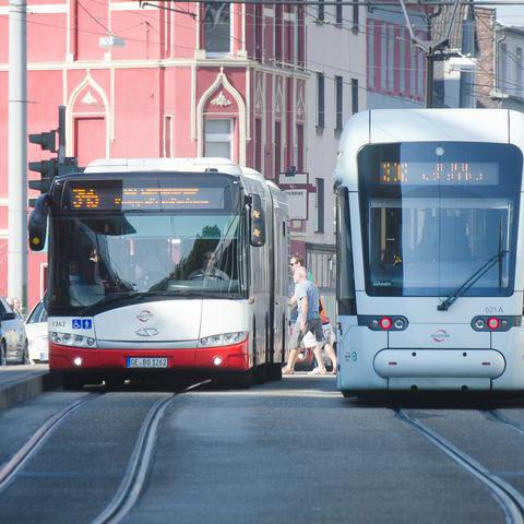 Bus und Bahn der BOGESTRA nebeneinander