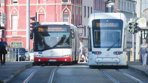 Bus und Bahn der BOGESTRA nebeneinander