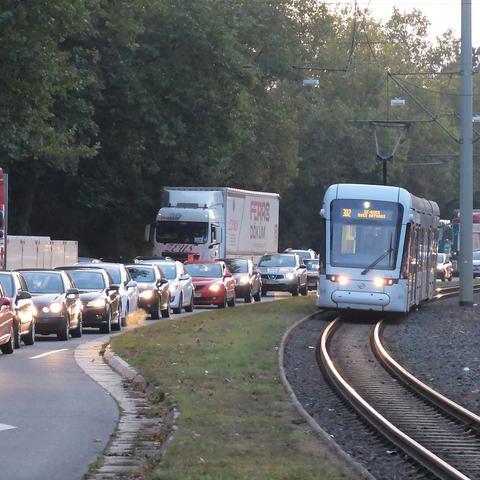 Verkehr staut sich auf der Wittener Straße in Bochum neben Gleisen der Straßenbahn.