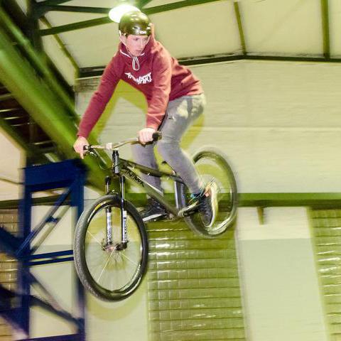 Ein BMX-Fahrer im "Open Space" in Bochum, der Trainingsstätte für Artisten