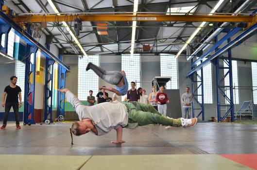 Die Artisten von "Urbanatix" beim Training in der ehemaligen Spielfabrik in Bochum.