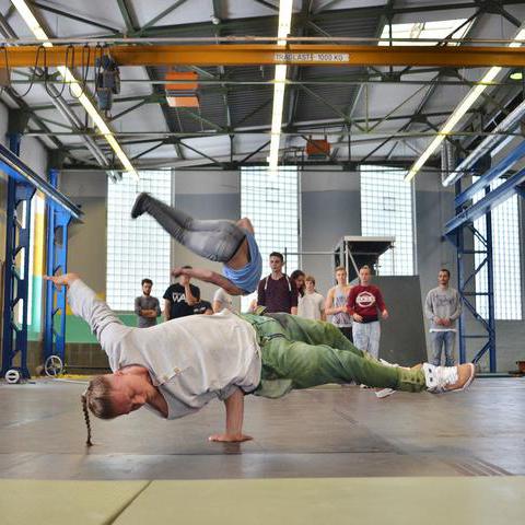 Die Artisten von "Urbanatix" beim Training in der ehemaligen Spielfabrik in Bochum.