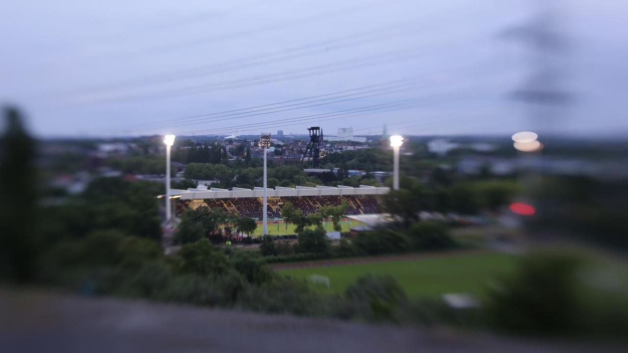 Das Lohrheidestadion in Bochum-Wattenscheid, aufgenommen von der sogenannten "Himmelsleiter" in Gelsenkirchen aus.
