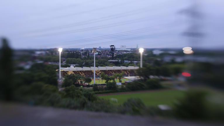 Das Lohrheidestadion in Bochum-Wattenscheid, aufgenommen von der sogenannten Himmelsleiter in Gelsenkirchen aus.