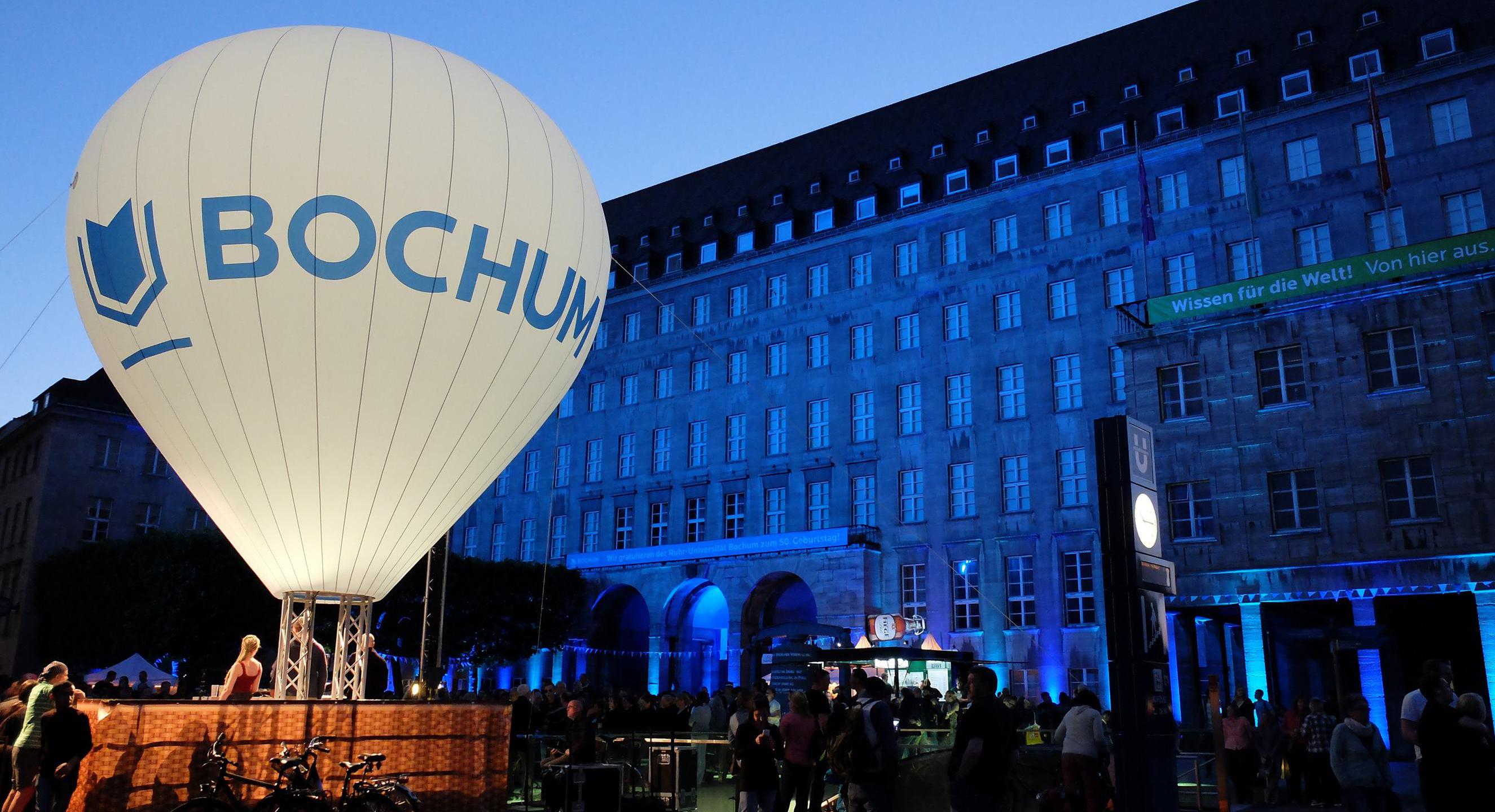 "Blaue Stunde" am 6. Juni 2015 auf dem Rathausvorplatz anlässlich des 50jährigen Jubiläums der Ruhr-Universität Bochum.