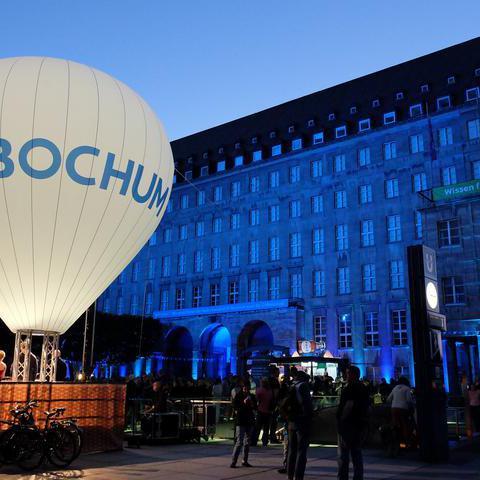 Blaue Stunde am 6. Juni 2015 auf dem Rathausvorplatz anlässlich des 50-jährigen Jubiläums der Ruhr-Universität Bochum.