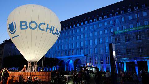 Blaue Stunde auf dem Rathausvorplatz anlässlich des 50jährigen Jubiläums der Ruhr-Universität Bochum.