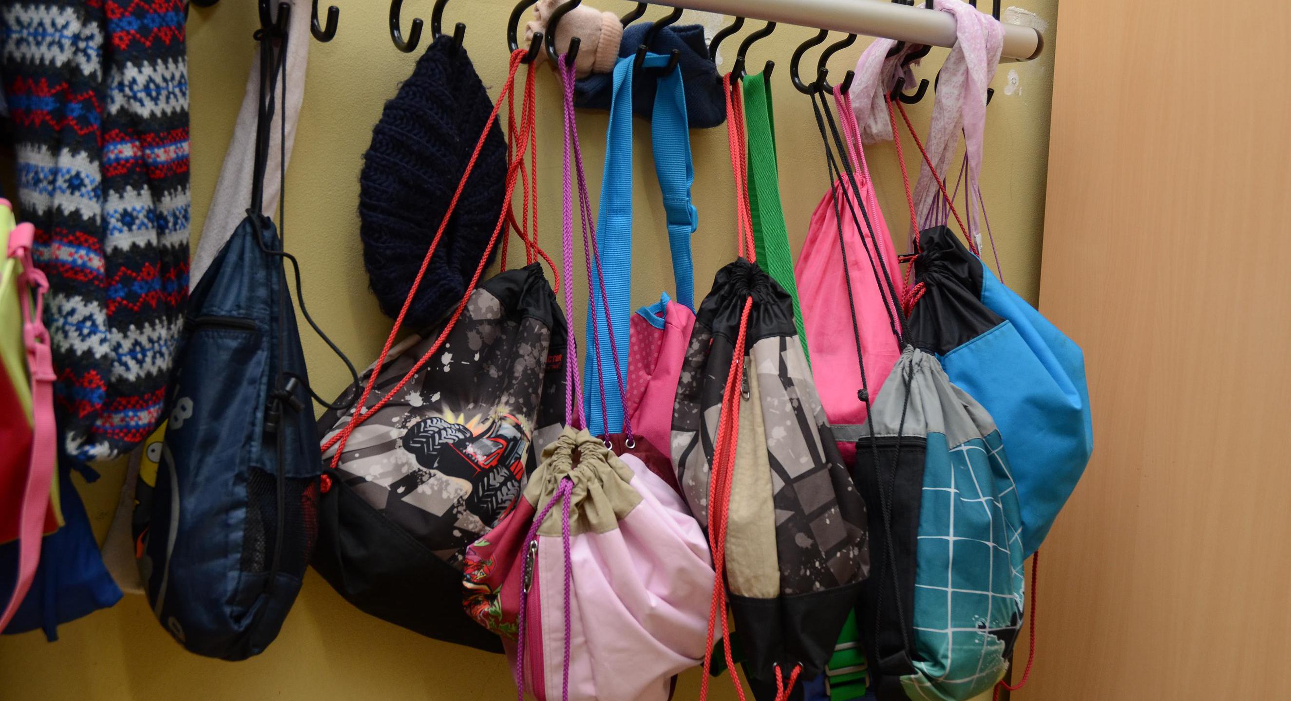 Turnbeutel an einer Garderobe