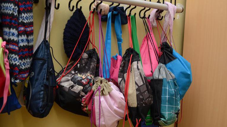 Turnbeutel an einer Garderobe