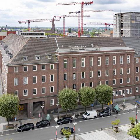 Der Telekomblock in Bochum - im Hintergrund sind Baukräne der Baustelle für das Viktoriakarree