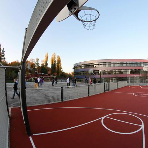 Schulhof mit Basketballanlage des Neuen Gymnasiums