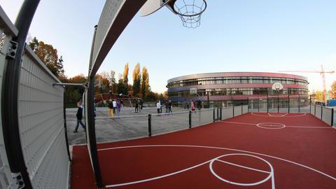 Schulhof mit Basketballanlage des Neuen Gymnasiums