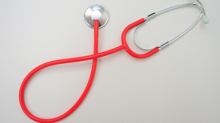 Ein Stetoskop auf weißem Grund
