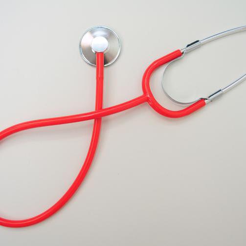 Ein Stetoskop auf weißem Grund